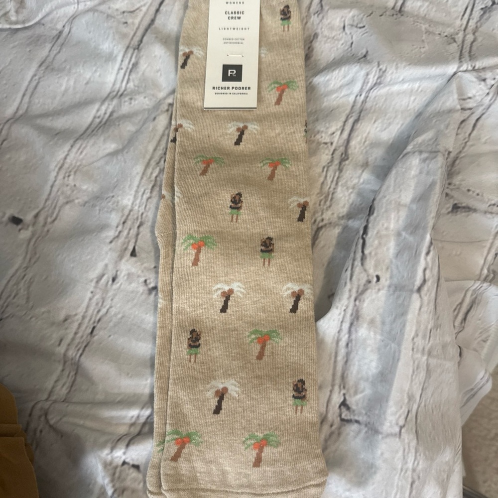 Richer Poorer Womens Classic Crew Socks Oatmeal Green Isla Crew O/S New Tags